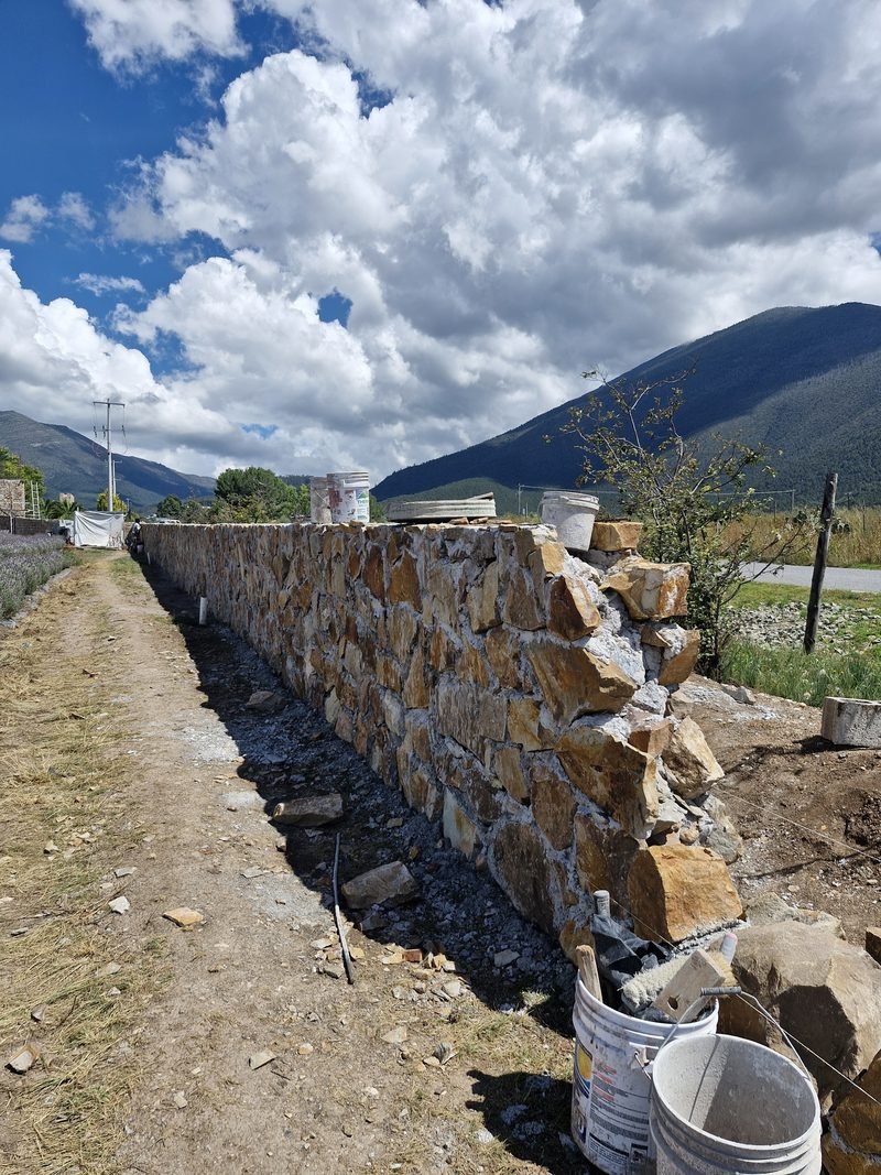 Avance de ejecución de muro de piedra tronada