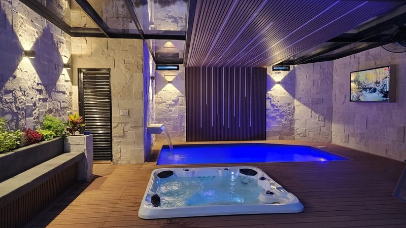 Proyecto residencial terminado con alberca y jacuzzi